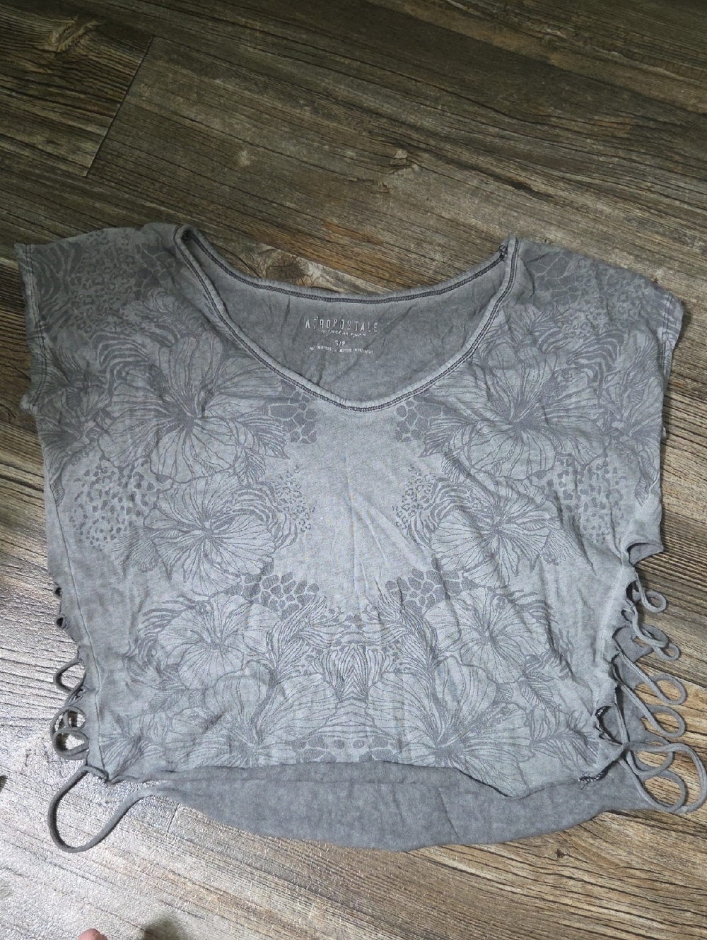 Aeropostale Gray Floral Lace-Up Crop Tee
